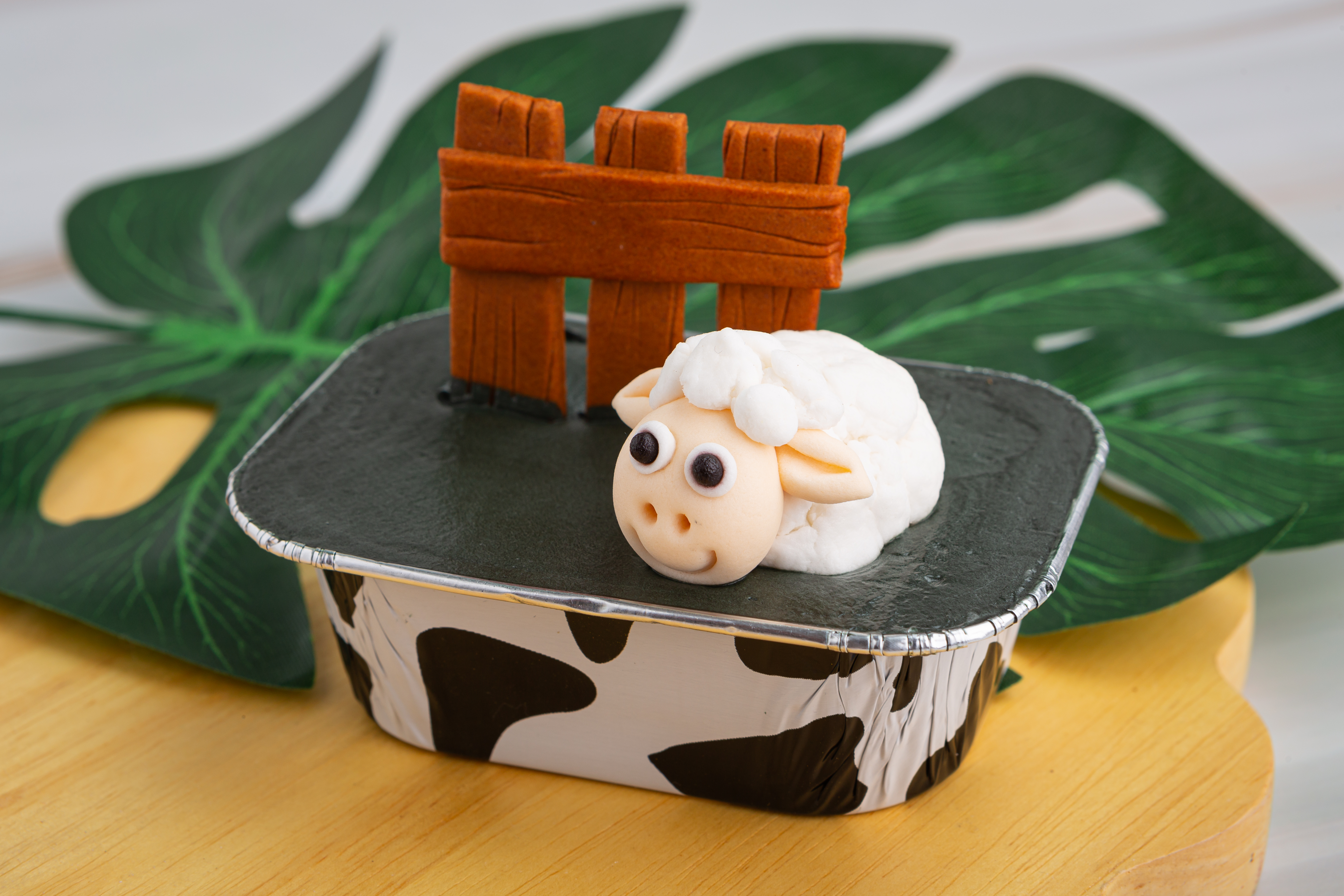 ถ้วยฟอยล์ ทรงเหลี่ยม สีขาวลายวัว พร้อมฝา No.4003 (10 ชุด/แพ็ค)