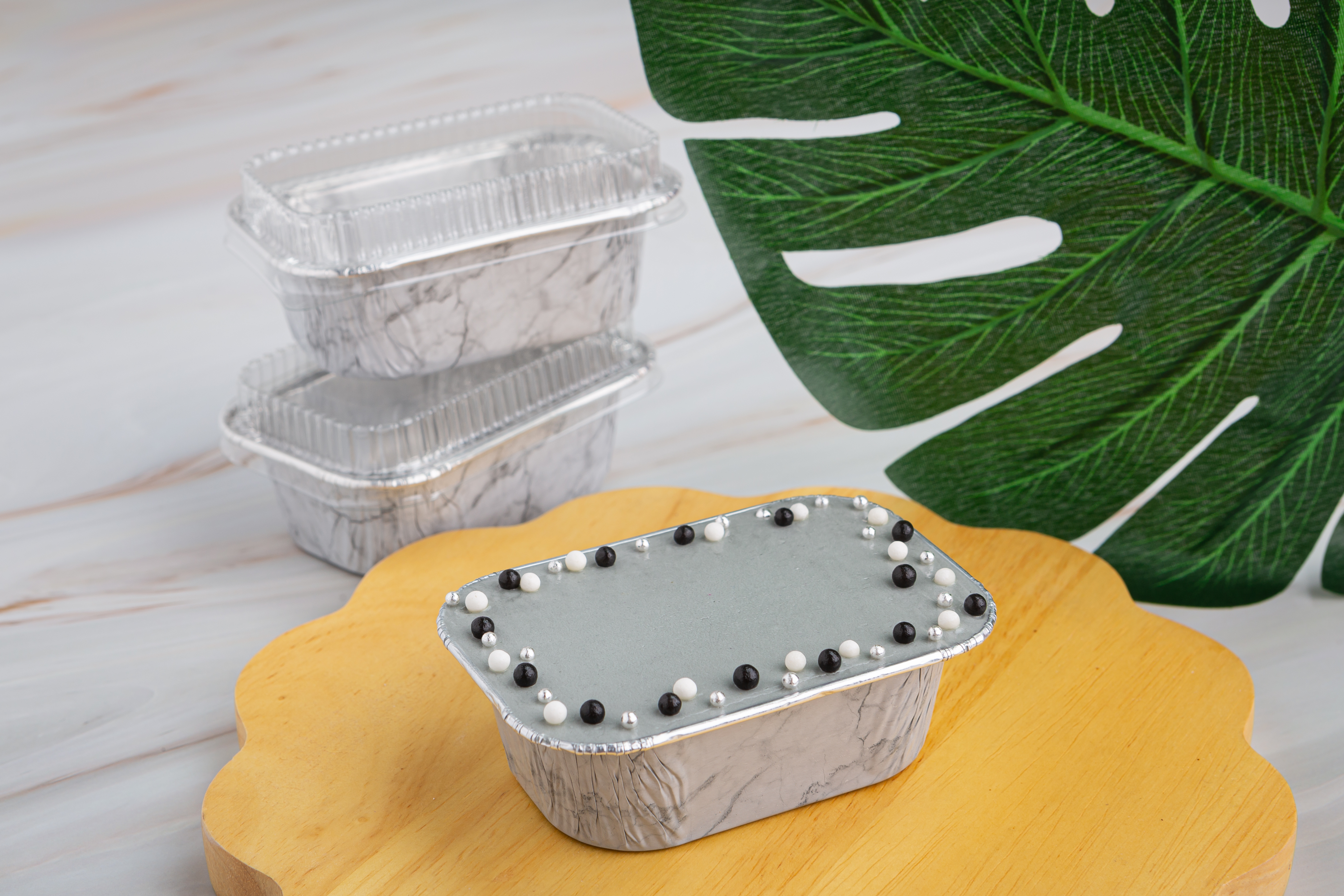 ถ้วยฟอยล์ ทรงเหลี่ยม สีขาวลายหินอ่อน พร้อมฝา No.4003 (10 ชุด/แพ็ค)