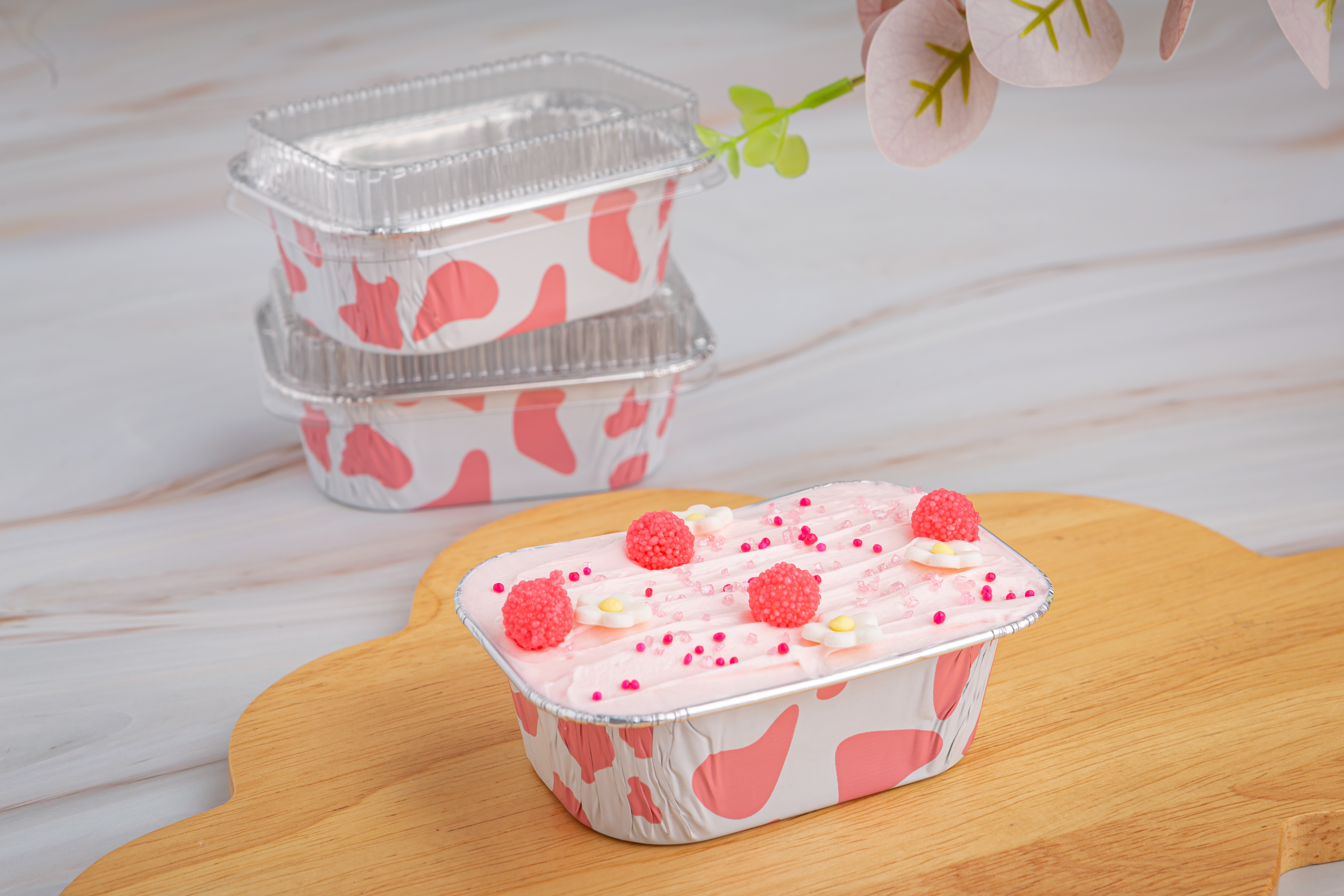 ถ้วยฟอยล์ ทรงเหลี่ยม สีชมพูลายวัว พร้อมฝา No.4003 (10 ชุด/แพ็ค)