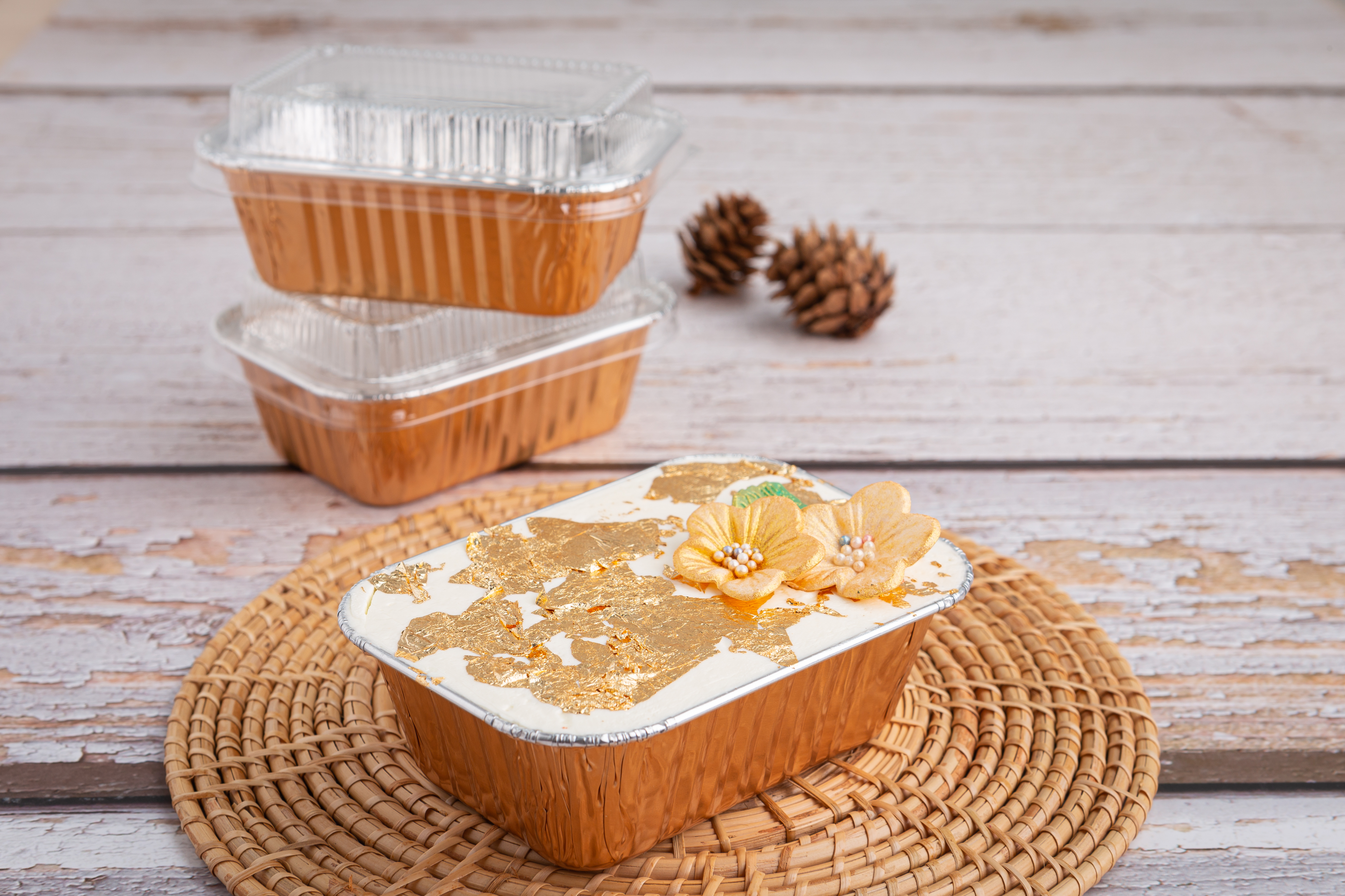 ถ้วยฟอยล์ ทรงเหลี่ยม สีทอง พร้อมฝา No.4004 (10 ชุด/แพ็ค)