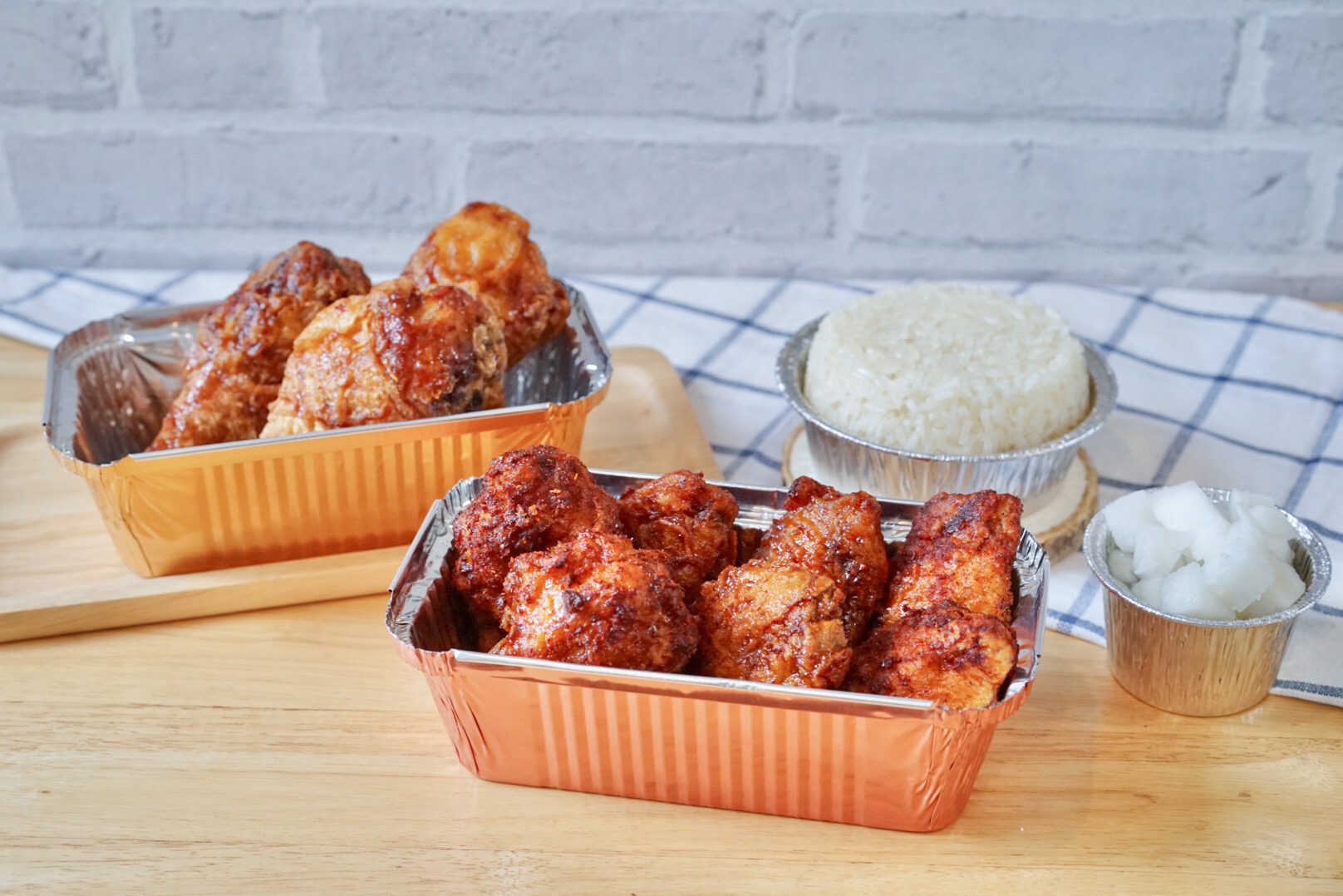 ถ้วยฟอยล์ ทรงเหลี่ยม สีโรสโกลด์ พร้อมฝา No.4007 (5 ชุด/แพ็ค)